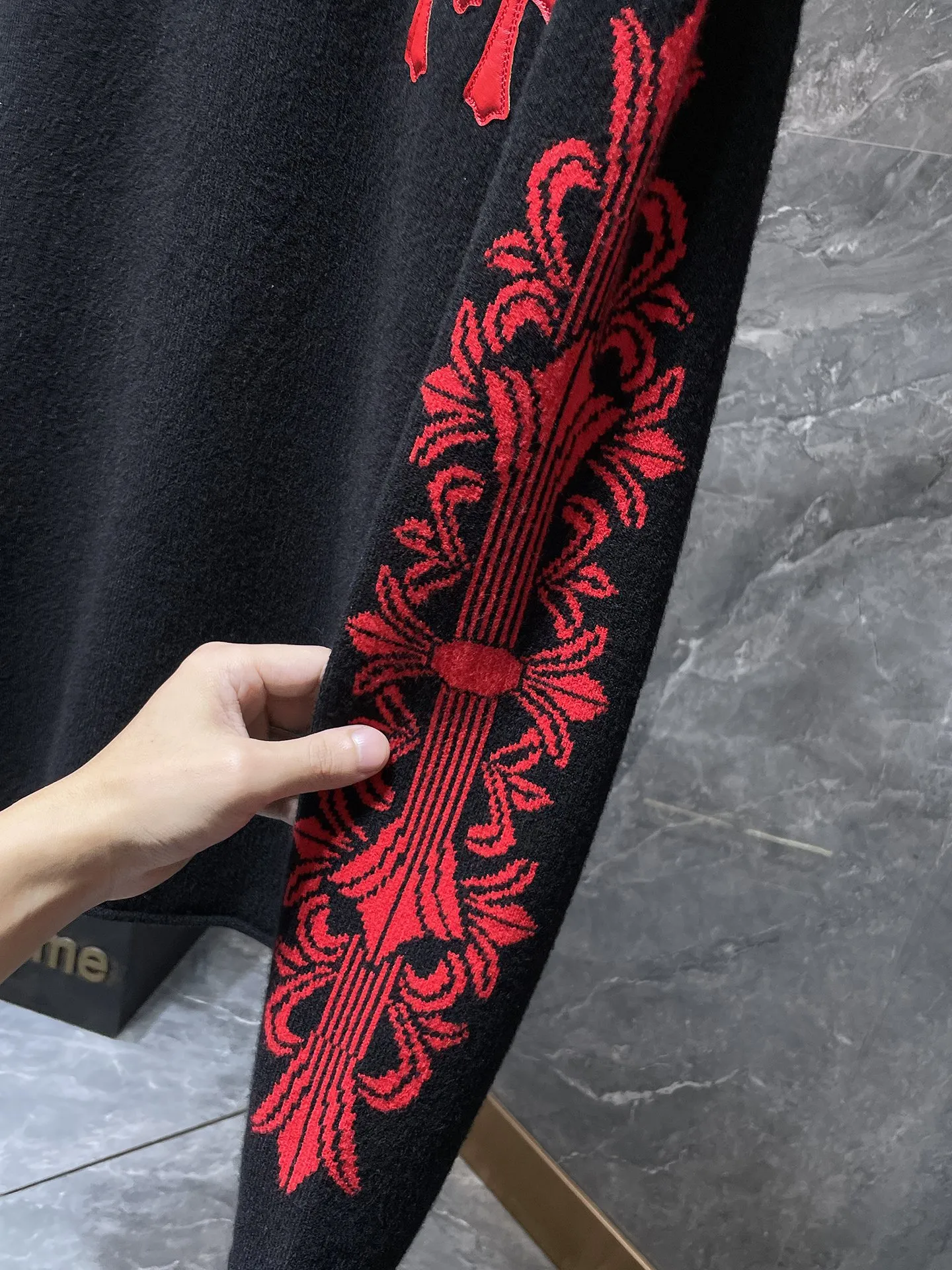 P256 Chrome Hearts 🍁Autumn and winter sweater series🍁 New autumn and winter red cross patent leather red flower arm sweater. Selected high-quality wool blended knitted high-quality fabrics. Embroidery➕leather. Non-market ordinary version. Recommended color: black